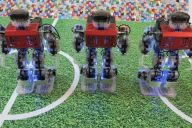 Compétition amicale et stratégie lors d’un atelier Robots Foot animé par MadCityZen. | © MadCityZen